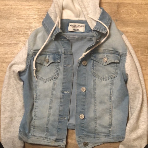 Jean jacket with sweatshirt sleeves and hood - Picture 2 of 5